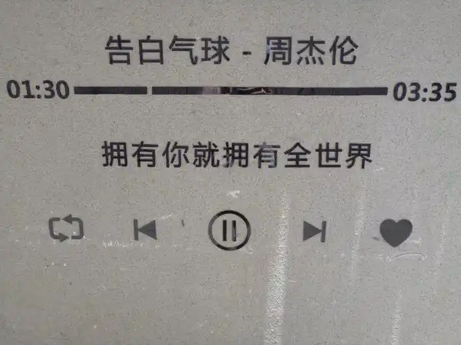 钢琴岛街上墙壁嵌歌词