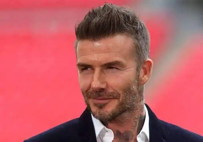 44岁小贝带子女看球赛,3个儿子没人帅过老爸,唯独小七气场十足