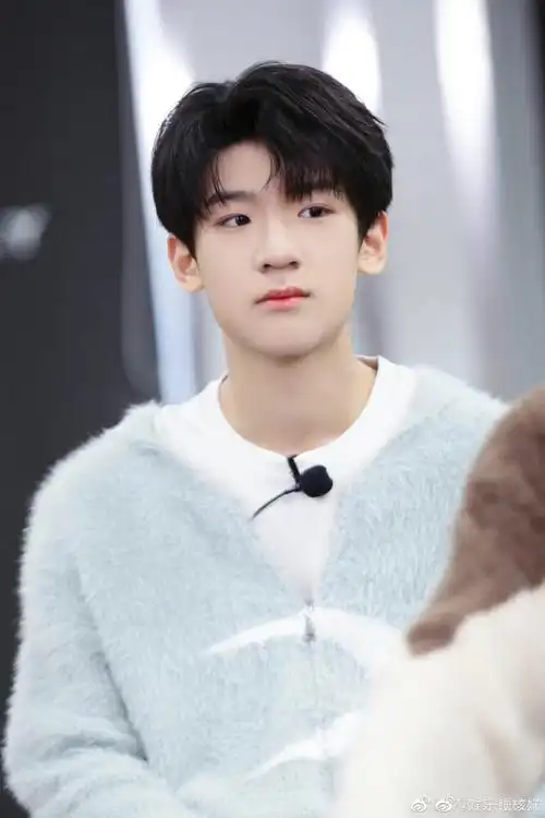 tf家族三代张峻豪校卡证件照