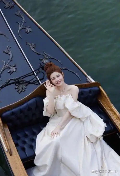 陈妍希,这位将要迈入40岁大关的演员,一直以来都保持着少女般的气息和