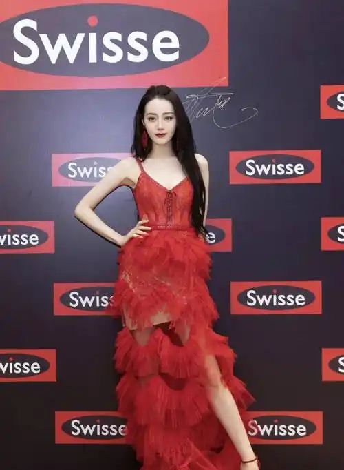 迪丽热巴真"火辣",红色吊带裙秀出满分身材,肤白貌美惊艳众人_连衣裙