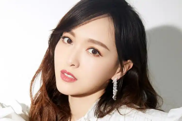 下载高清原图 查看清晰大图 扫描到手机 回车桌面 > 电脑壁纸 > 明星