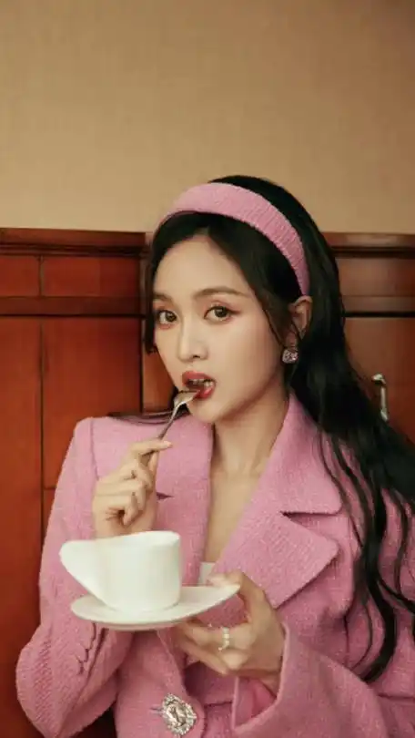 吴宣仪嘟嘴#吴宣仪在工作花絮里嘟嘴好可爱呀,嘴巴亮晶晶的,一打开就