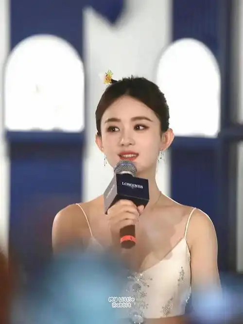 赵丽颖高调出席活动展现顶流人气,穿吊带裙生图超美,女人味好浓