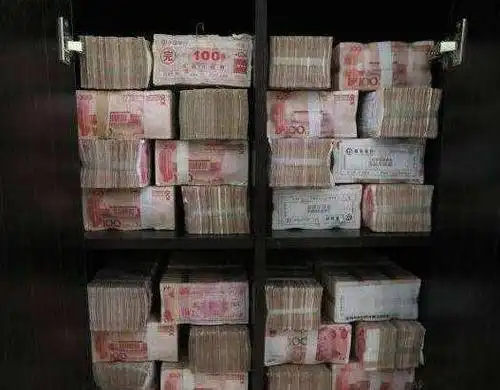 男子花两千块钱买到了一双假球鞋,沮丧之时在鞋里发现了十万块钱