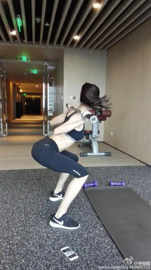 26岁钟楚曦秀美照:图腾印花连体短裙,瑜伽是愉悦身心的良方