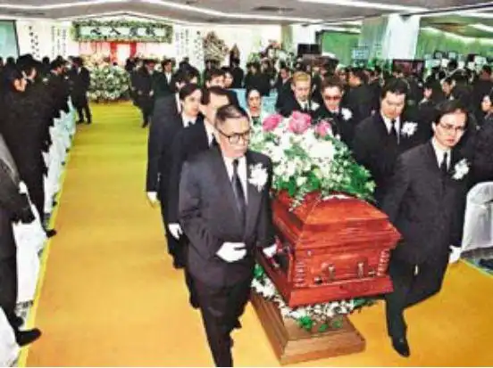 刘銮雄大闹罗文葬礼,邓光荣下"江湖追杀令",大刘找谁解决此事