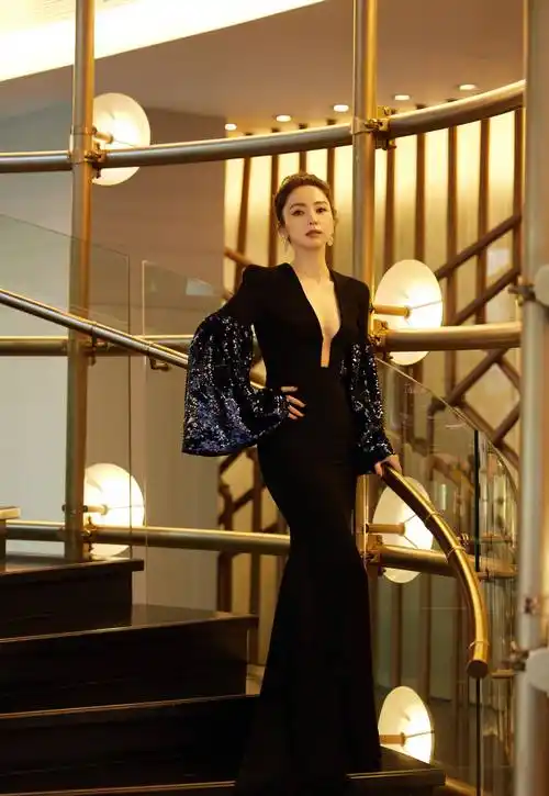 董璇一袭深v修身亮片裙勾勒出完美身材,时尚撩人_高云翔_是一种_侵权