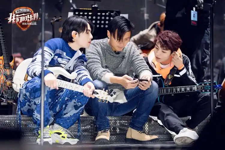 近日,谢霆锋全新综艺《我们的乐队-乐队无限公司》宣布正式定档3月14