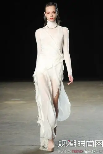 暗黑风格的服装也充满着性感的风情.