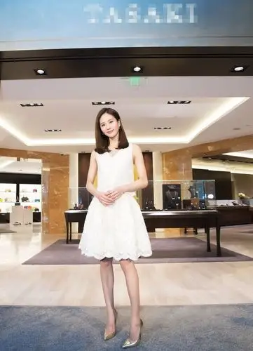 刘诗诗白裙亮相品牌活动
