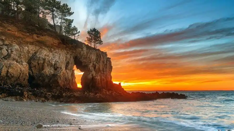 下载桌布 1920x1080 海,海岸,岩石,拱,树,日落 全高清 桌面背景