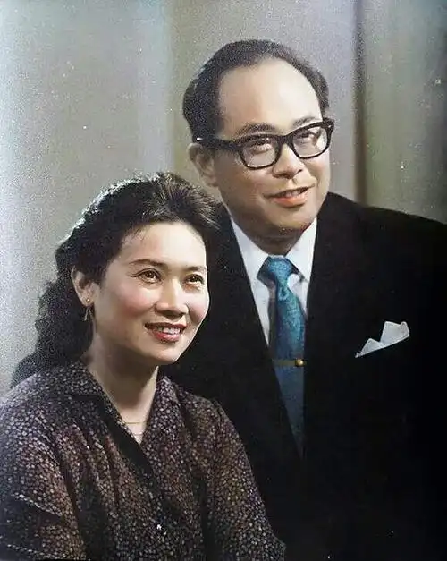 与丈夫男高音歌唱家施鸿鄂合影(年轻时的照片)