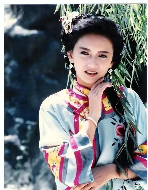 2024年3月21日,曾华倩在微博上晒出自己的近照.