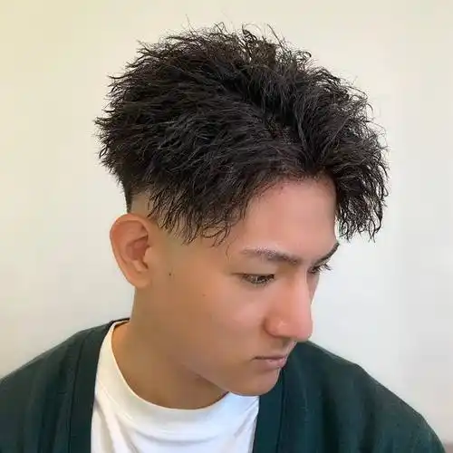 年轻男生的最爱发型,周边铲短头顶小波纹烫发,想不帅都难