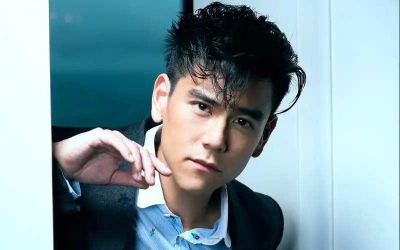 帅气型男彭于晏西装绅士西装图片桌面壁纸