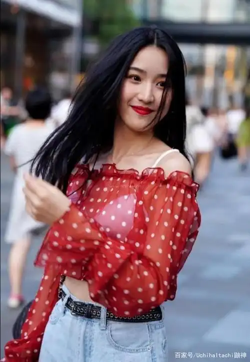 美女长相清纯很乖甜