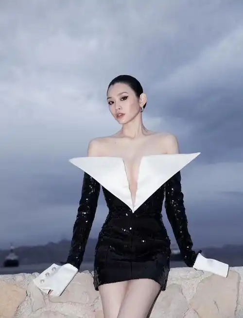 何猷君怎么看?奚梦瑶亮相戛纳狂秀火辣身材