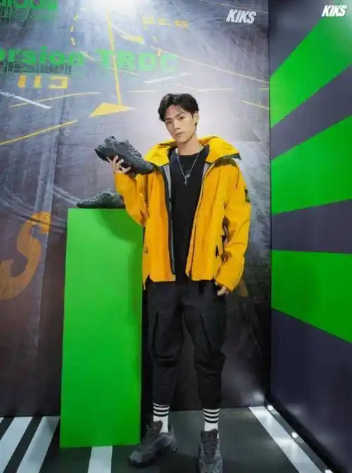 董又霖拍摄时尚大片,穿黑西服套装简洁利落,这身材比例太绝了_黑色