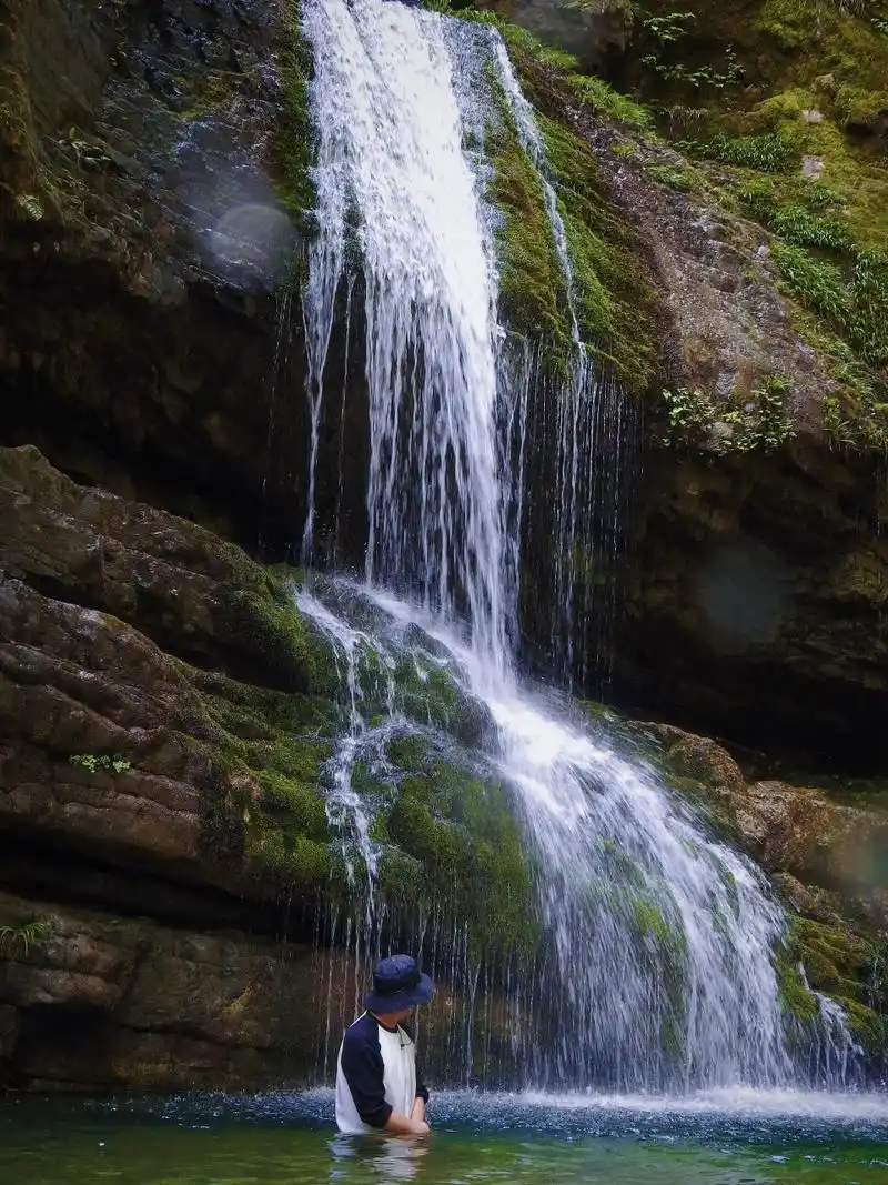 鬼架桥瀑布非常93,水质好,很清凉,该可以跳水,玩得不亦乐乎!