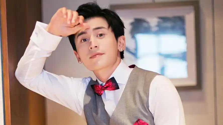 帅哥明星张哲瀚桌面壁纸