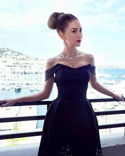 昆凌「登上国际影展」走红毯,身后「周杰伦遮脸藏人群」.