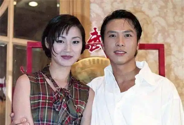 55岁吕颂贤近照曝光,隐藏了11年的娇妻,原来是大家熟悉的她_万绮雯_感