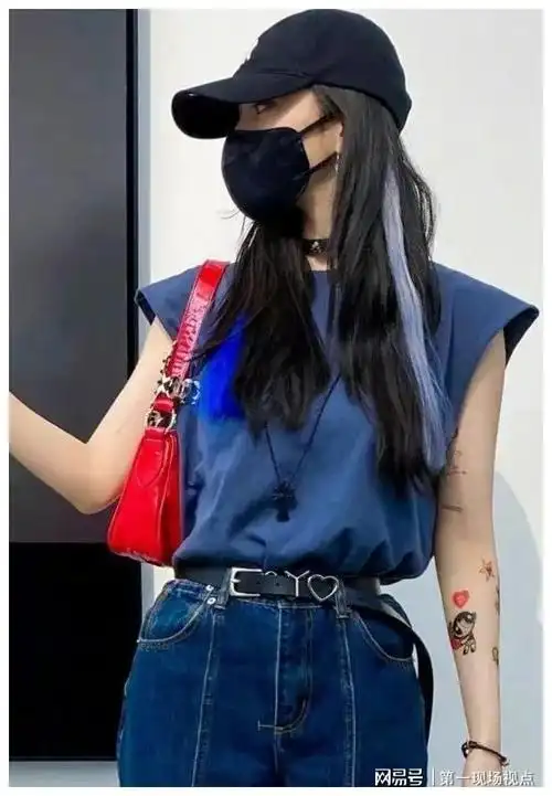 杨幂模仿画展手势九宫格,纹身贴极为抢眼,满满的少女感扑面而来