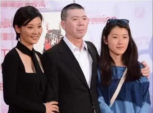 61岁冯小刚两任妻子近照对比差距一目了然网友徐帆输