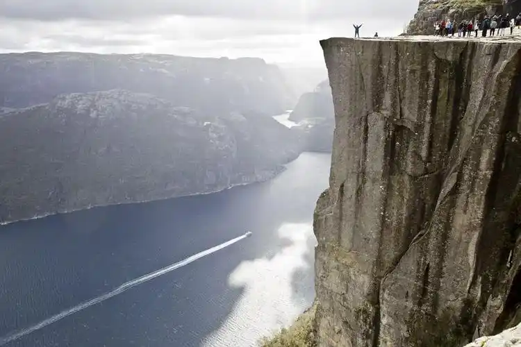 悬崖断壁上的巨石,大自然的伟力,勇敢者的标志,布道石