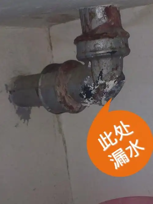 楼顶的铁下水管的中部有个小盖子漏水怎么修补?很急,求回答!