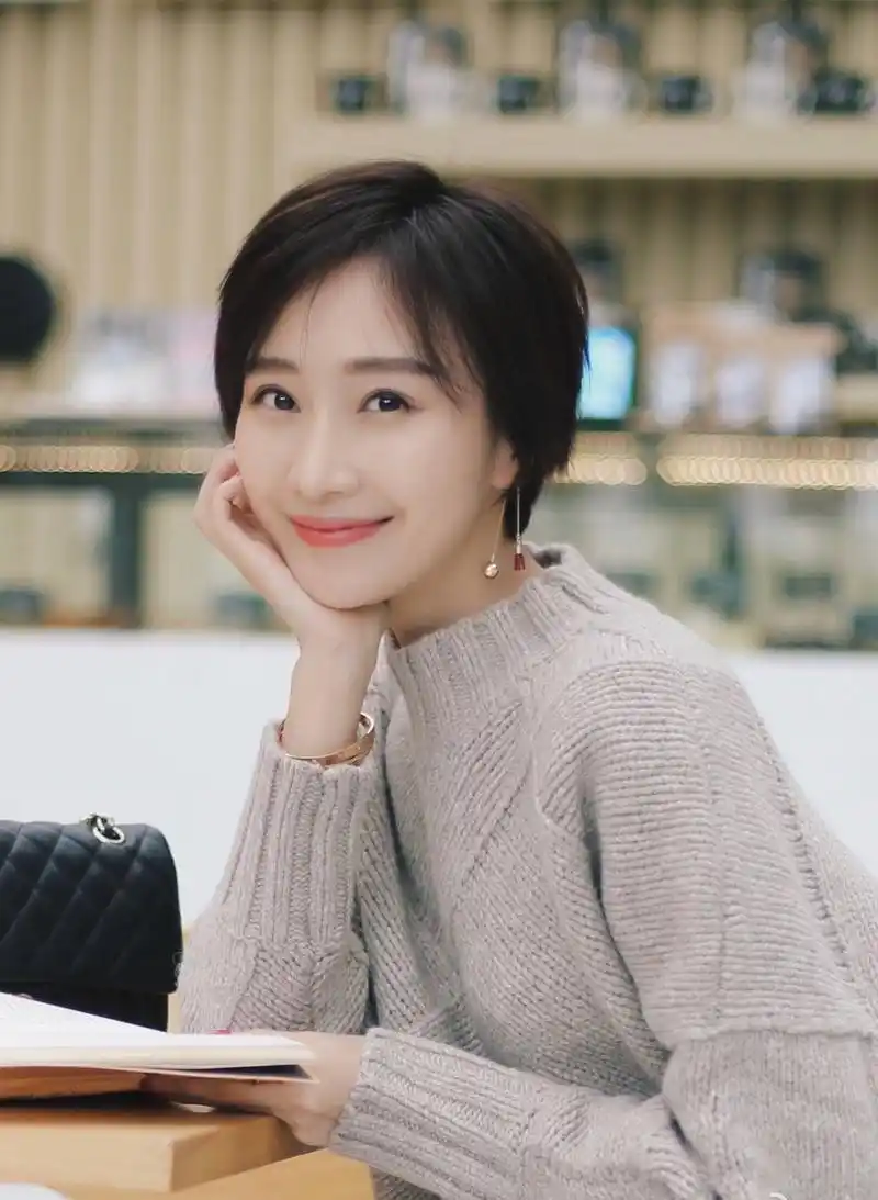 肖涵:清爽干练,气质迷人