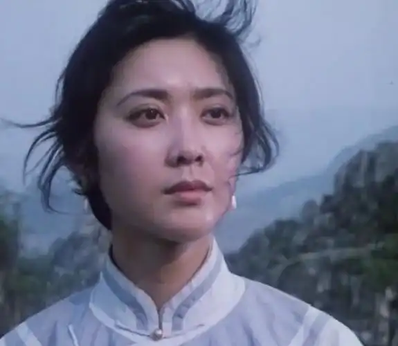 《凯旋在子夜》是朱琳极具代表性的现代剧之一,她一改往日的古风扮相