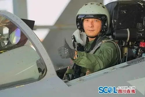 四川人物介绍: 王乐,空军航空兵某旅旅长,首批改装某新型战机飞行员