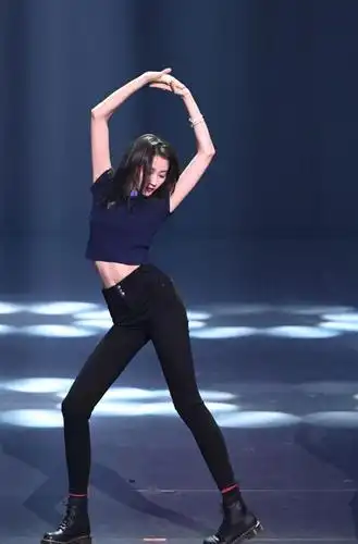 关晓彤穿露脐装秀蛮腰摇滚风造型又帅又飒