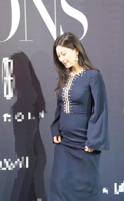 奚梦瑶都快胖成球了还硬穿紧身礼服走红毯勒出副乳脸还大一圈