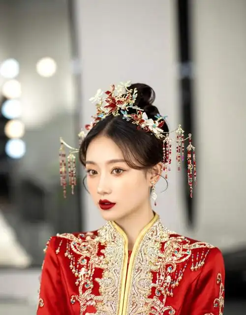 新娘中式造型秀禾服头饰耳饰大气龙凤褂凤冠古典婚礼跟妆饰品