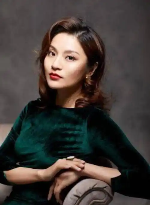 央视美女主持孟盛楠,气质美貌才华兼备,如今41岁仍单身未婚_表演_铁路