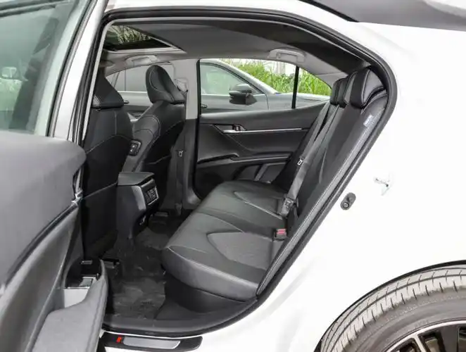 身为一款b级车,第八代凯美瑞的车内空间也满足我的用车需求.