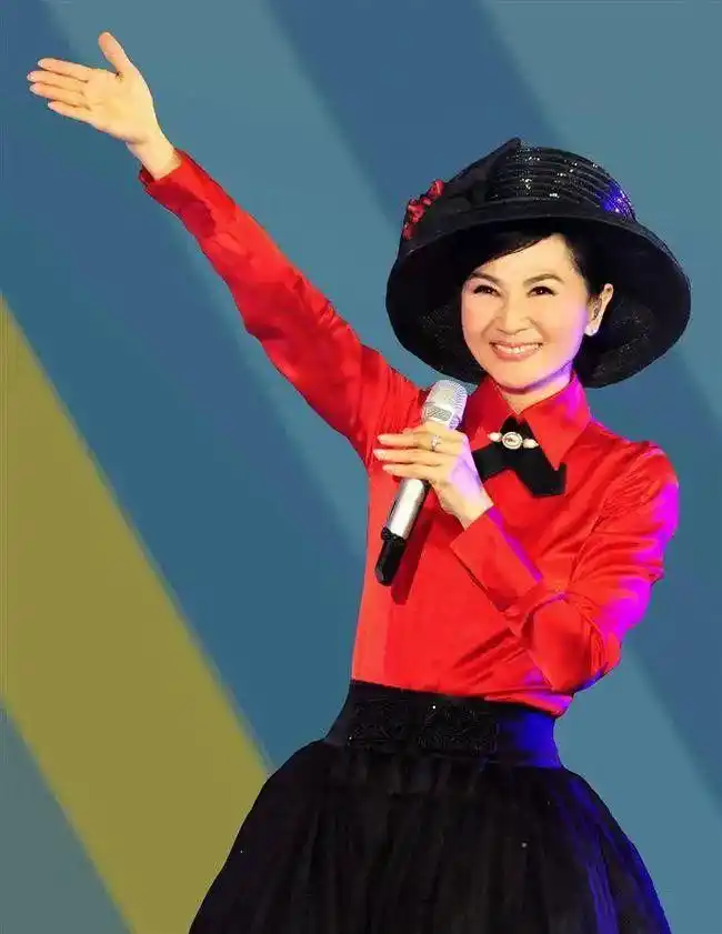 "帽子歌后"凤飞飞有多少顶帽子?我找出了110顶