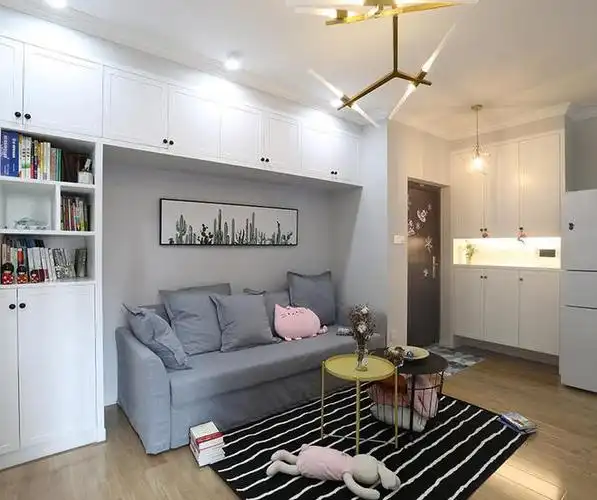 沙发背景墙处设计成储物柜,且预留出沙发的存放空间