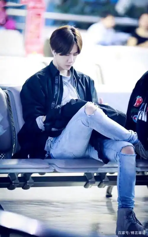 王一博,破洞牛仔裤的撩人姿势,一个撩字诀怎能解读