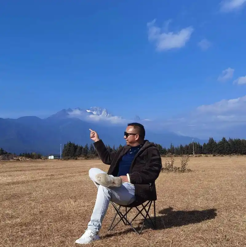 一个人在路上行走,我的心就是一只飞翔的鸟,一个人在路上行走, - 抖音