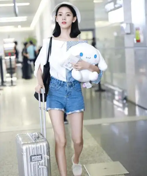 "烂菜叶"的牛仔短裤搭配学生装,陈瑶变身阳光少女!_时尚_气质_衣服