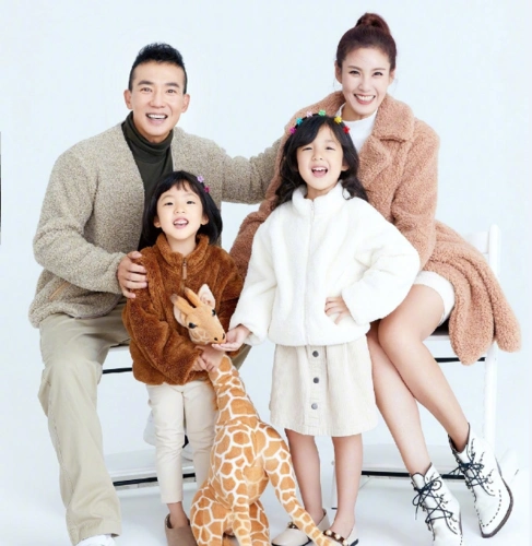 刘畊宏带妻女拍写真爸帅妈靓女儿俏皮可爱温馨画面美得窒息