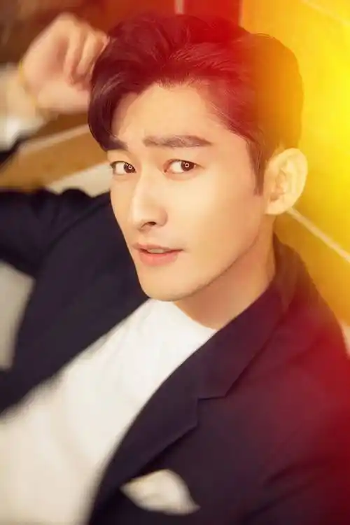 眉目清朗,笑容温暖,眼神中兼有男孩的清澈和男人的坚毅,撩力十足