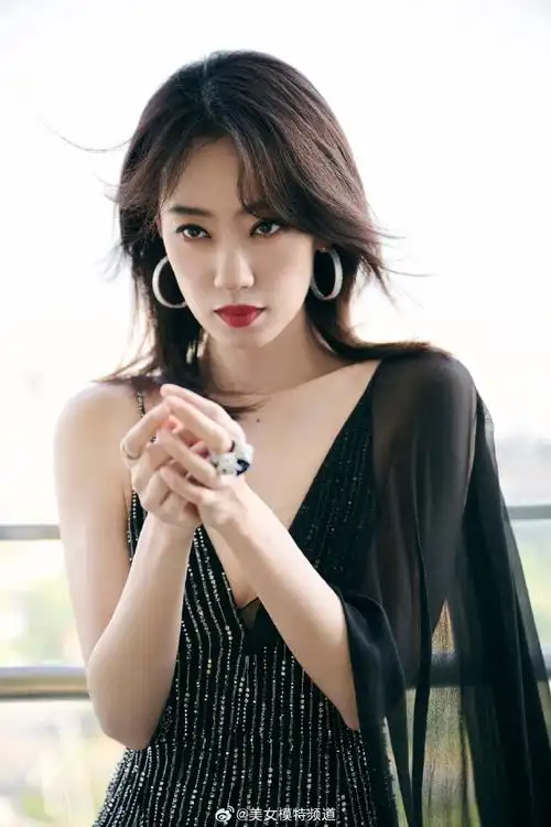 张小斐一袭黑色纱裙轻纱曼妙飘逸