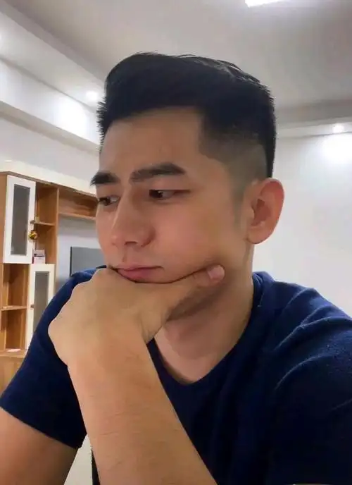 浓眉大眼的轻熟男帅哥,高挺的鼻梁举止非常的绅士!