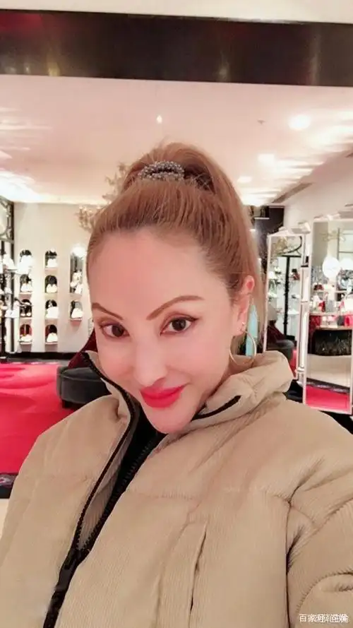 第一眼看到薛芷伦,很容易就让人联想起刘梓晨那张"蛇精脸".