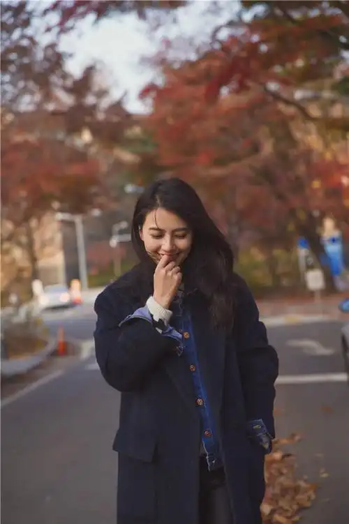 高圆圆漫步大学校园 女神低头浅笑更迷人